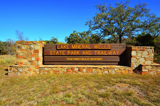 Lake-Mineral-Wells-Sign